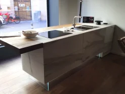 Cucina con isola in vetro a prezzo ribassato 50%
