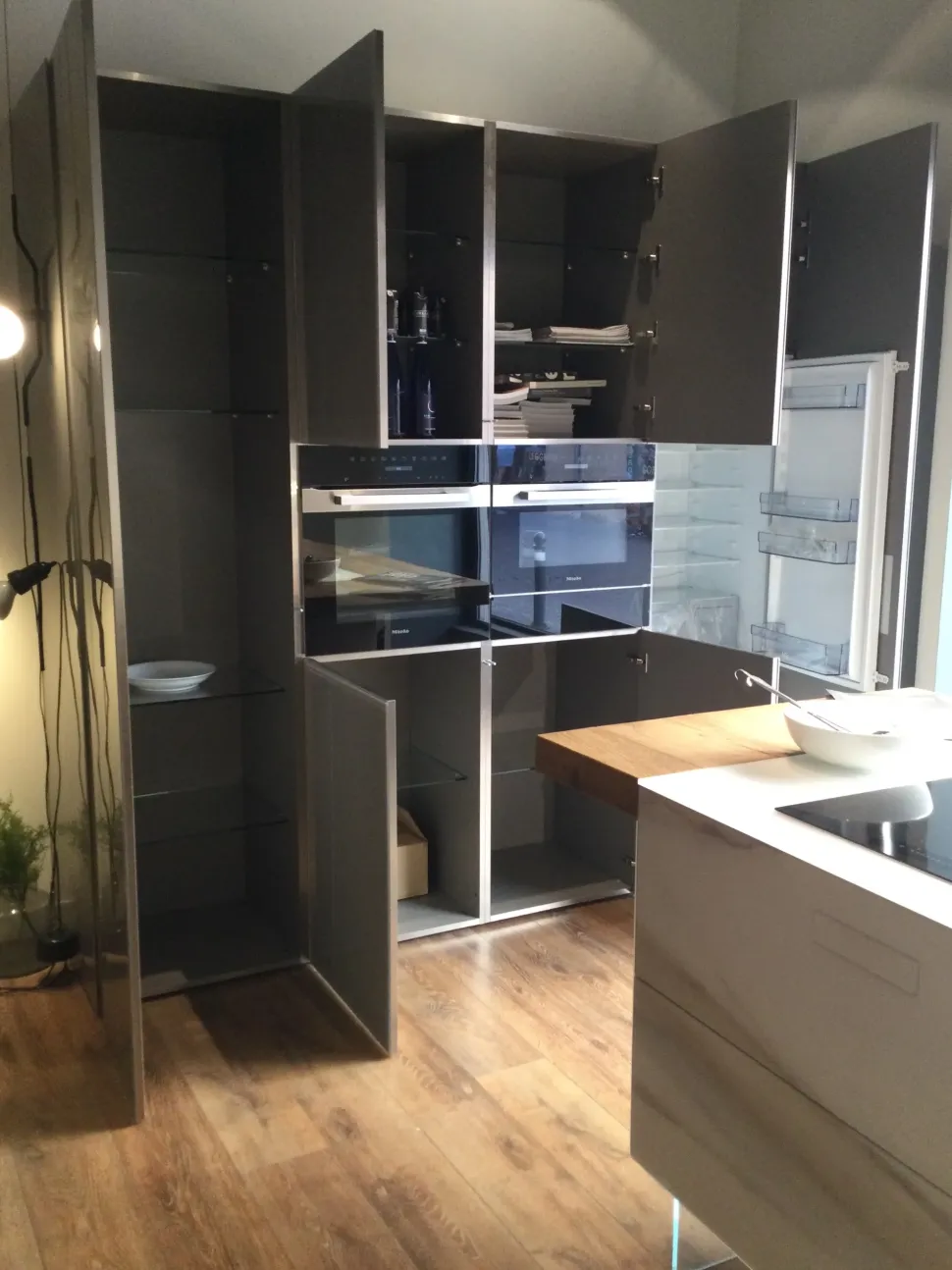 Cucina con isola in vetro a prezzo ribassato 50%