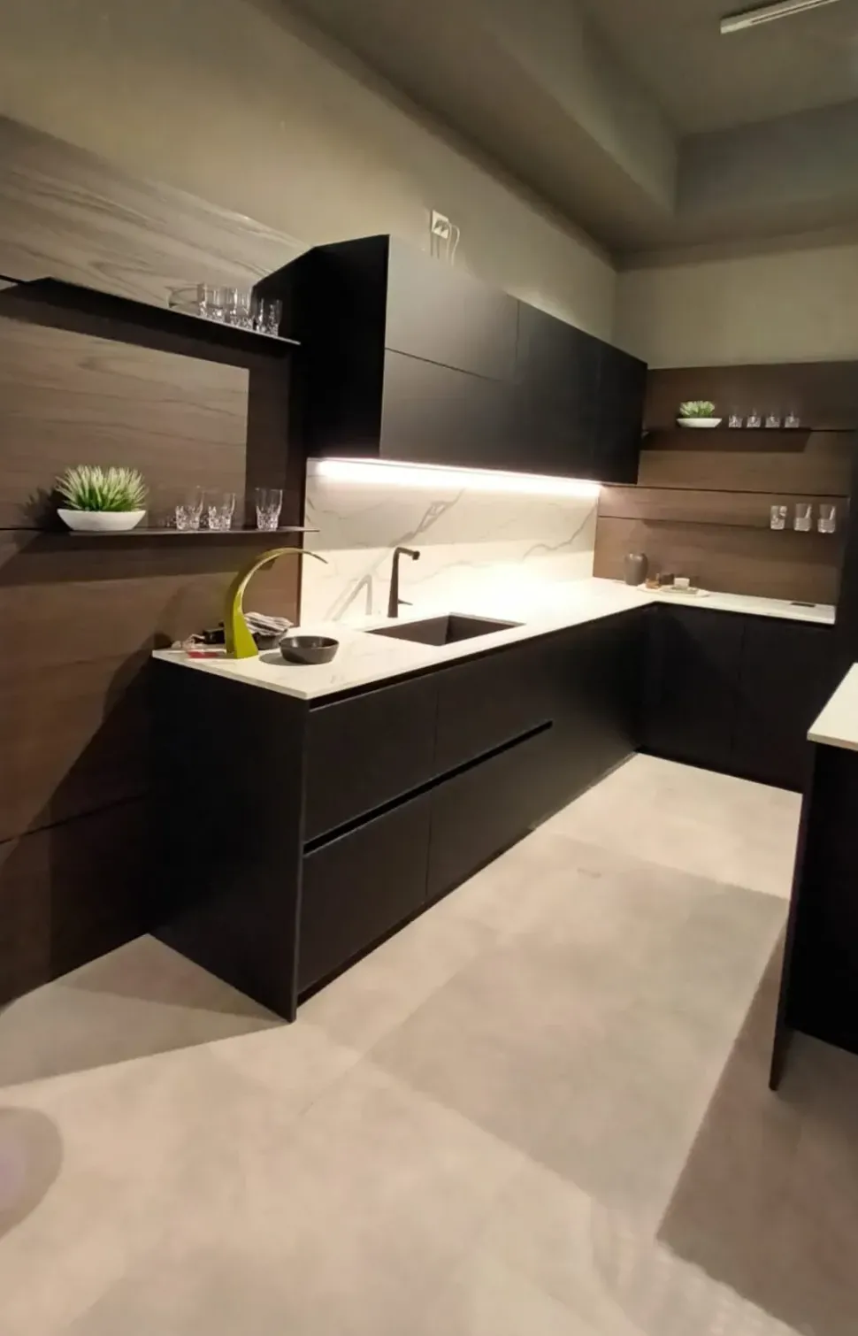 Cucina con isola in vetro altri colori Cucina glass a prezzo ribassato