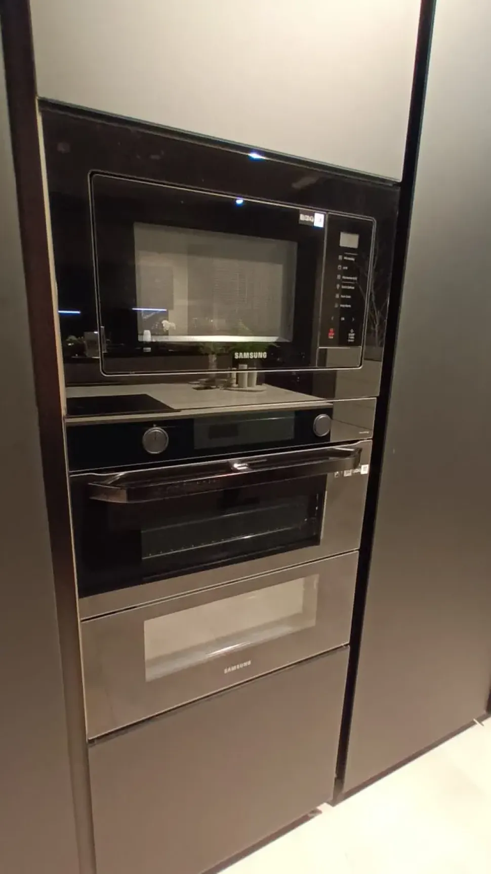 Cucina con isola in vetro altri colori Cucina glass a prezzo ribassato