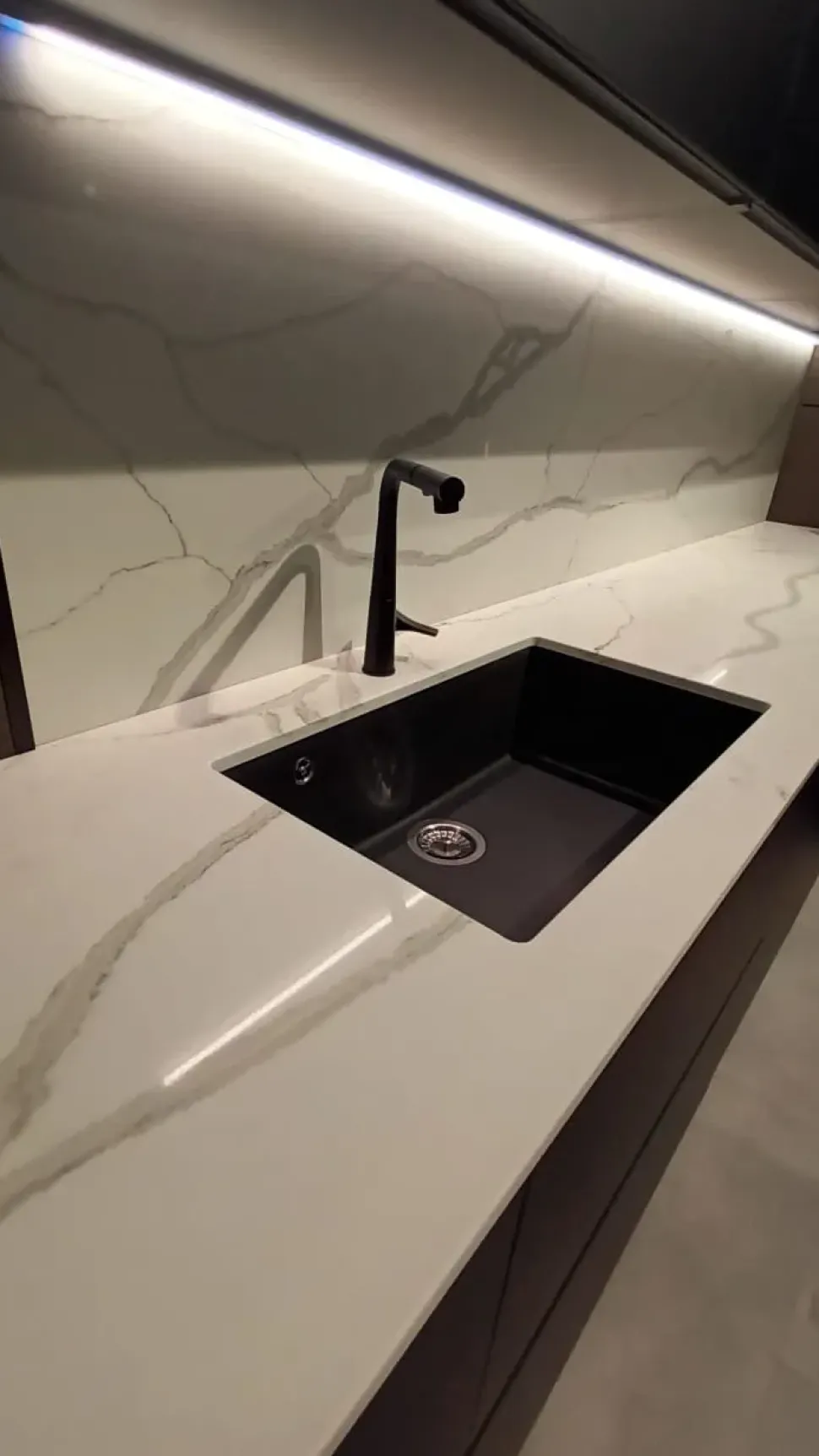 Cucina con isola in vetro altri colori Cucina glass a prezzo ribassato