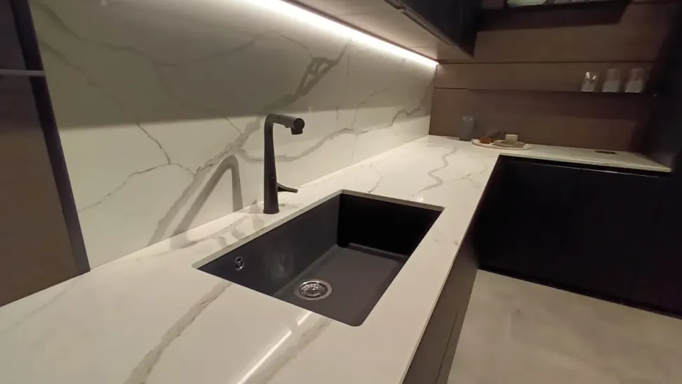 Cucina con isola in vetro altri colori Cucina glass a prezzo ribassato