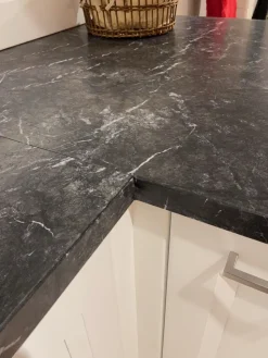 Cucina con penisola in laccato opaco bianca English mood a prezzo ribassato