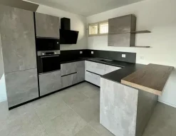 Cucina con penisola in laminato opaco grigio Ingrosso cucine moderne icm36 a prezzo scontato