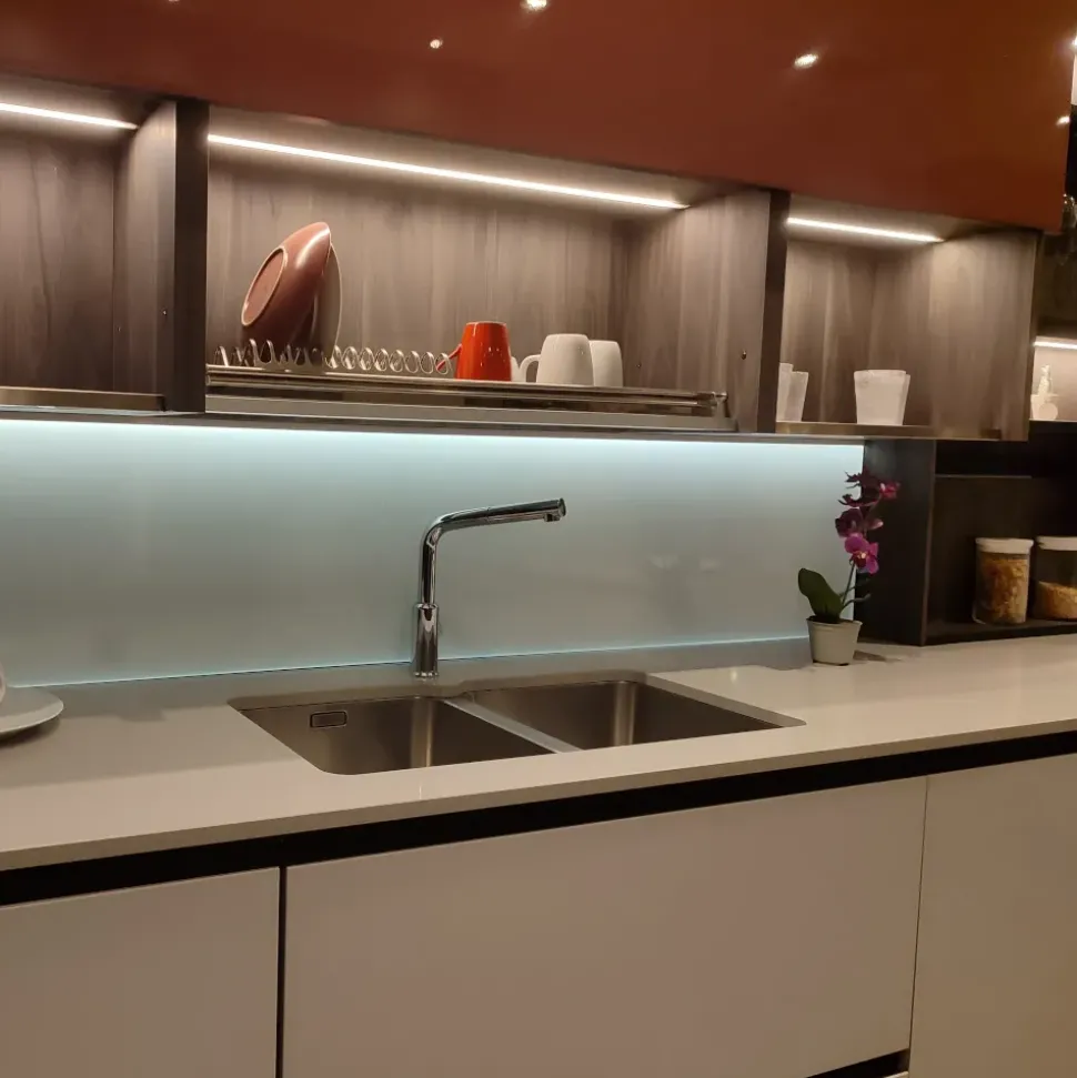 Cucina con penisola in laccata opaco a prezzo scontato 60%