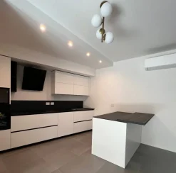 Cucina con penisola in laminato opaco bianca Ingrosso cucine moderne icm67 a prezzo ribassato