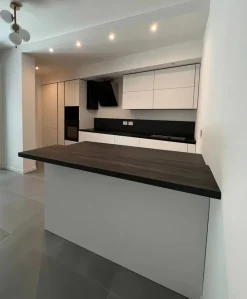 Cucina con penisola in laminato opaco bianca Ingrosso cucine moderne icm67 a prezzo ribassato