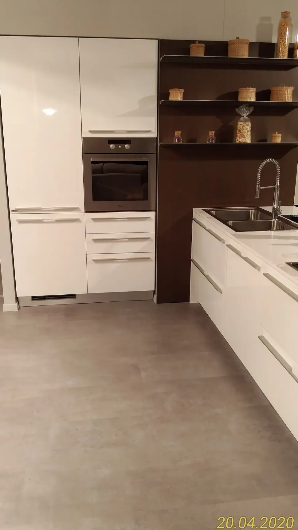 Cucina con penisola in laccato lucido a prezzo scontato 59%