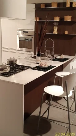 Cucina con penisola in laccato lucido a prezzo scontato 59%