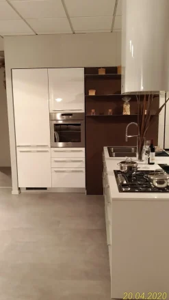 Cucina con penisola in laccato lucido a prezzo scontato 59%