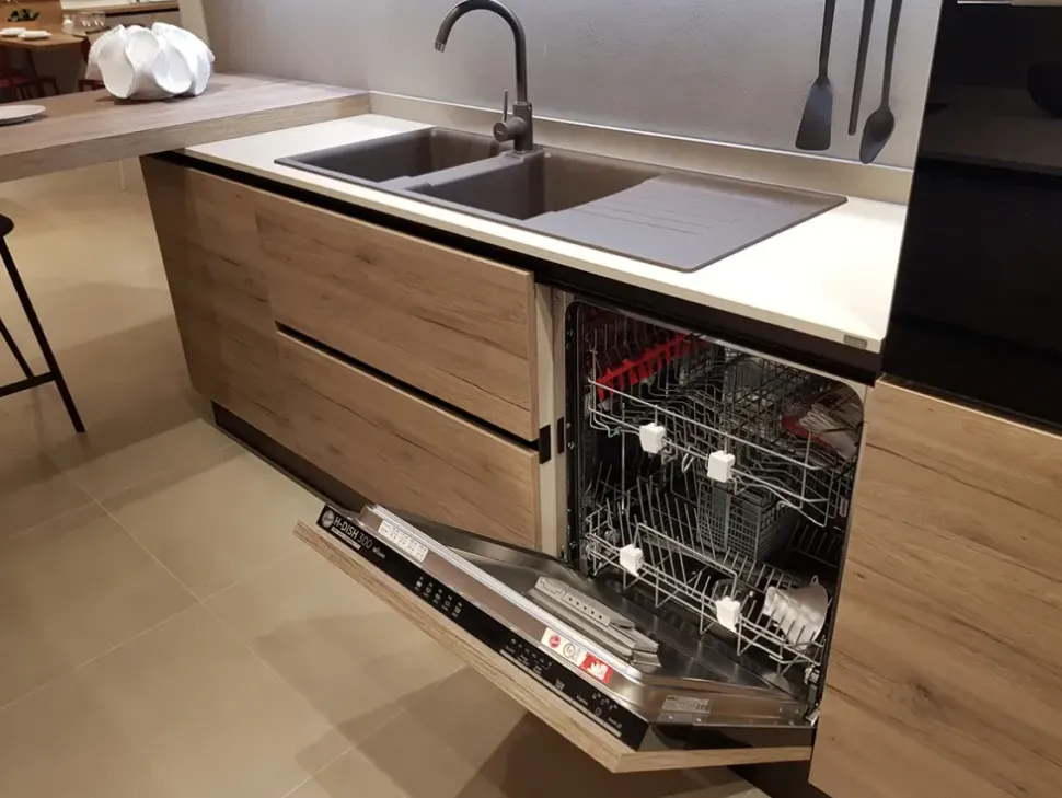 Cucina con penisola in laminato materico a prezzo scontato 33%