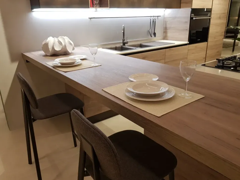 Cucina con penisola in laminato materico a prezzo scontato 33%