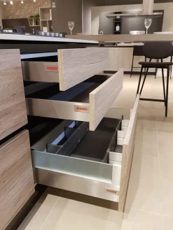 Cucina con penisola in laminato materico a prezzo scontato 33%