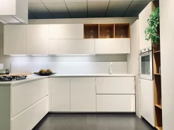 Cucina con penisola in melaminico bianca Ak project profilo 30° a prezzo scontato