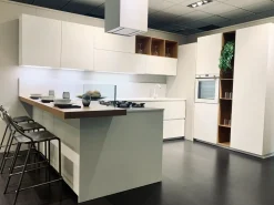 Cucina con penisola in melaminico bianca Ak project profilo 30° a prezzo scontato
