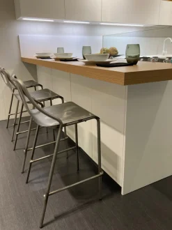 Cucina con penisola in melaminico bianca Ak project profilo 30° a prezzo scontato