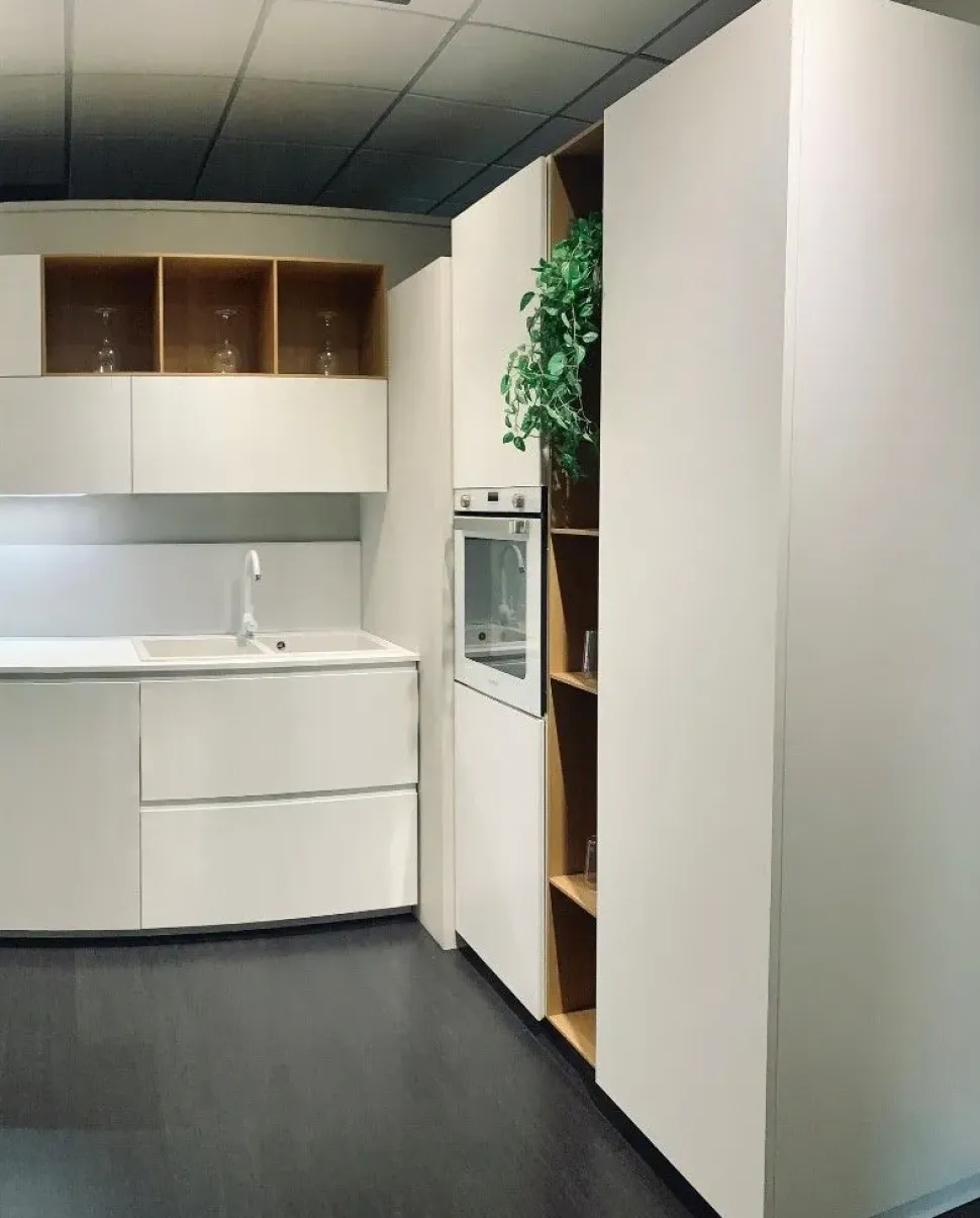 Cucina con penisola in melaminico bianca Ak project profilo 30° a prezzo scontato