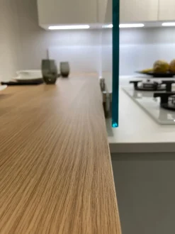 Cucina con penisola in melaminico bianca Ak project profilo 30° a prezzo scontato