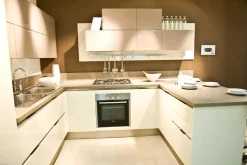 Cucina con penisola in polimerico a prezzo ribassato 50%