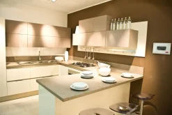 Cucina con penisola in polimerico a prezzo ribassato 50%