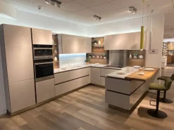Cucina con penisola in vetro modello Riflex ad un prezzo riservato