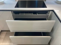 Cucina con penisola in vetro modello Riflex ad un prezzo riservato