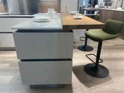 Cucina con penisola in vetro modello Riflex ad un prezzo riservato