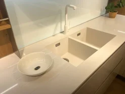 Cucina con penisola in vetro modello Riflex ad un prezzo riservato