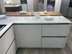 Cucina con penisola in vetro modello Riflex ad un prezzo riservato