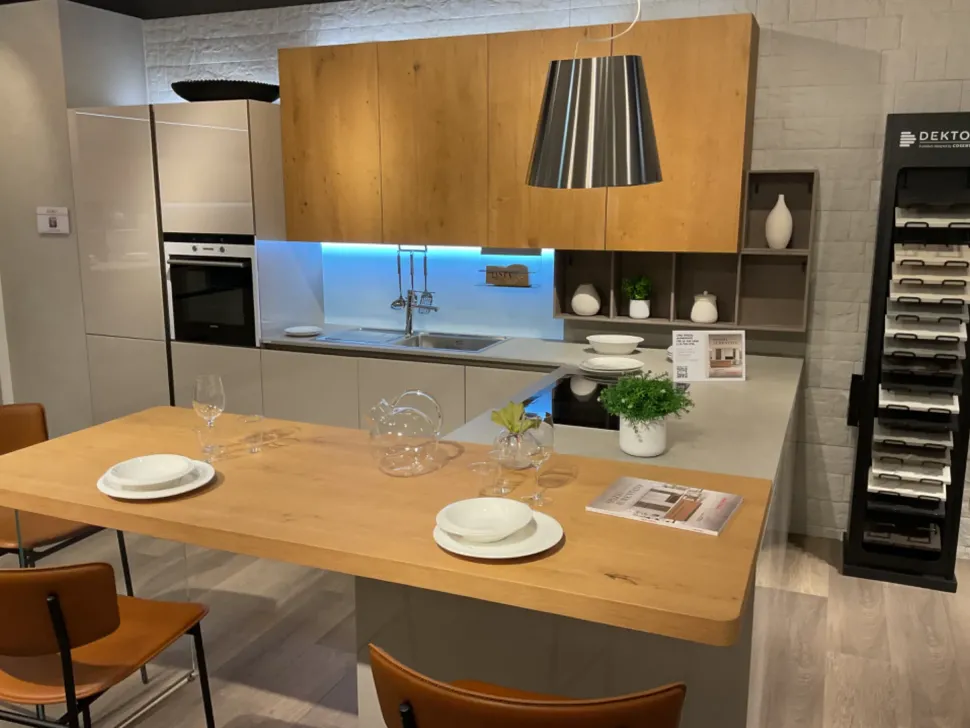 Cucina con penisola in vetro a prezzo ribassato 50%