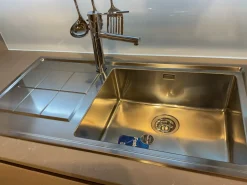 Cucina con penisola in vetro a prezzo ribassato 50%