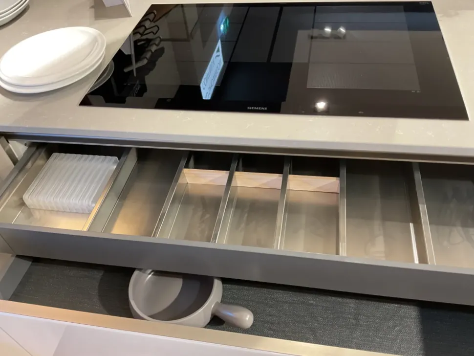 Cucina con penisola in vetro a prezzo ribassato 50%