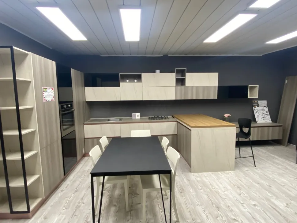 Cucina con penisola moderna Modula Febal a prezzo scontato