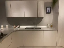 Cucina con penisola moderna bianca Ar