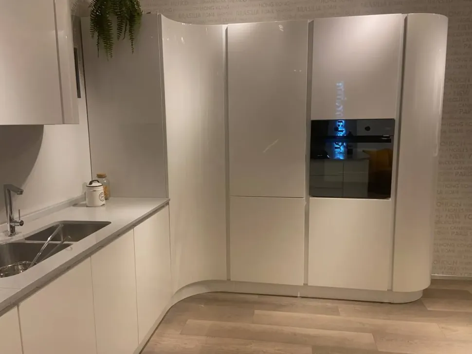 Cucina con penisola moderna bianca Ar