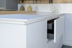 Cucina con penisola moderna Time Frighetto a prezzo ribassato