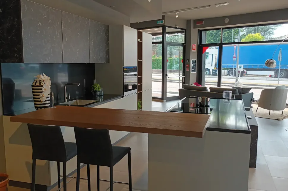 Cucina Cucina con isola mod. kronos di Arredo3 scontata -50%