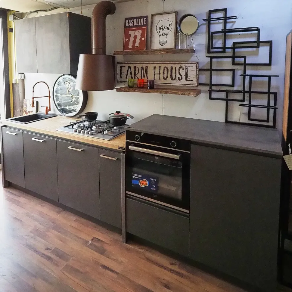 Cucina Cucina industrial con paino legno e ante effetto iron steel con colonne di Outlet etnico in Offerta Outlet -46%