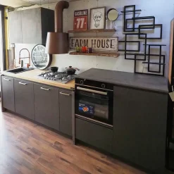 Cucina Cucina industrial con paino legno e ante effetto iron steel con colonne di Outlet etnico in Offerta Outlet -46%