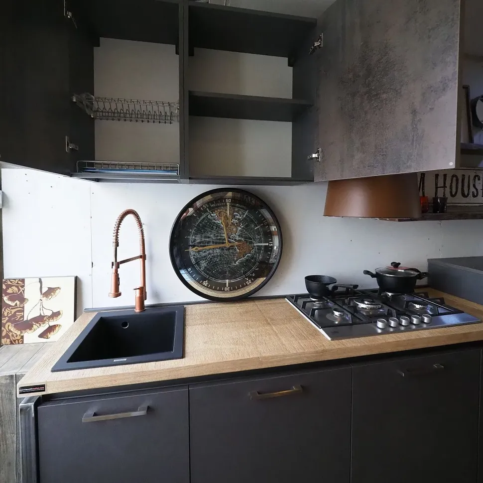 Cucina Cucina industrial con paino legno e ante effetto iron steel con colonne di Outlet etnico in Offerta Outlet -46%