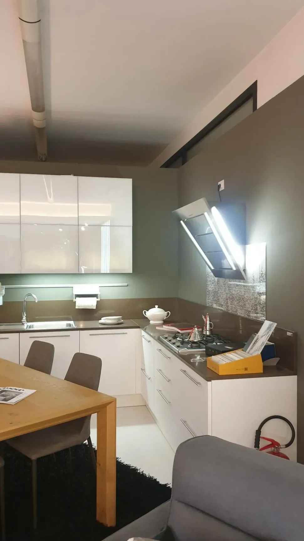 Cucina Cucinesse moderna ad angolo bianca in laccato lucido Bianca laccata