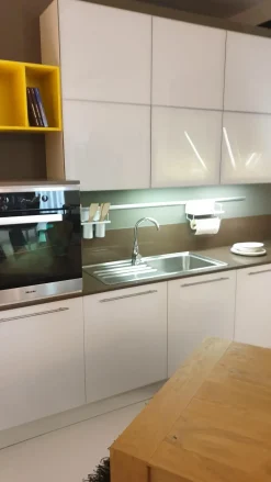 Cucina Cucinesse moderna ad angolo bianca in laccato lucido Bianca laccata