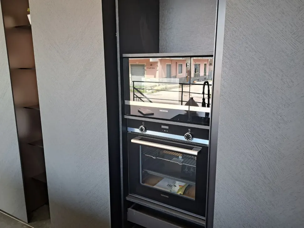 Cucina design con isola Mantis Binova a prezzo ribassato