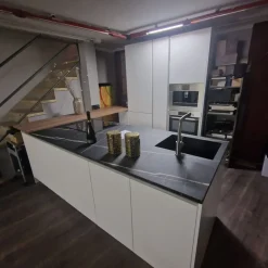 Cucina design con isola Seta Essebi a prezzo ribassato