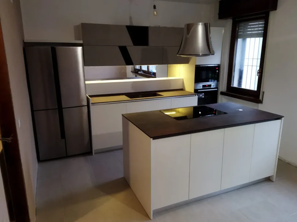 Cucina Essebi moderna con isola bianca in laccata opaco Flay