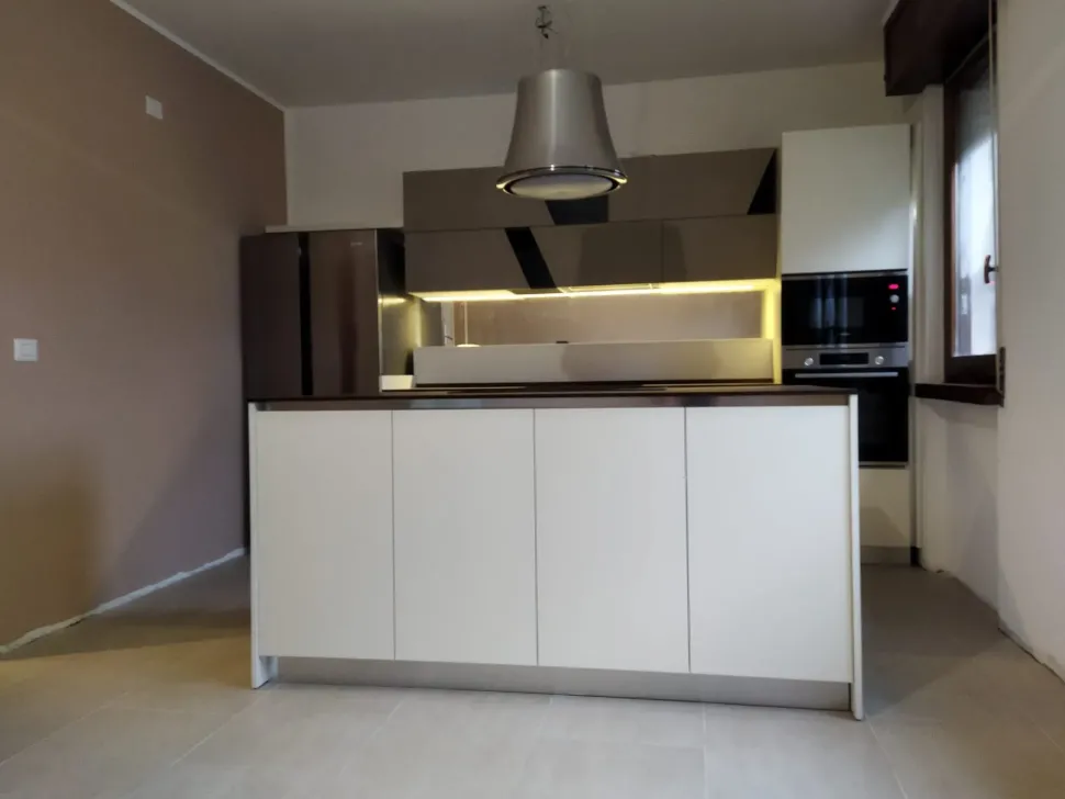 Cucina Essebi moderna con isola bianca in laccata opaco Flay