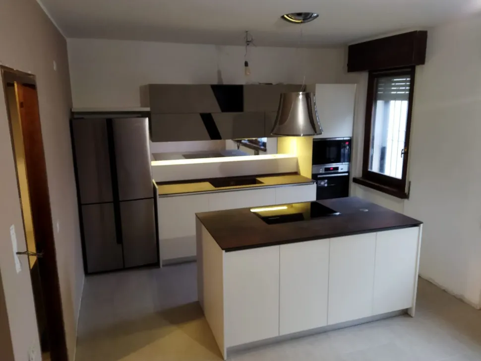 Cucina Essebi moderna con isola bianca in laccata opaco Flay