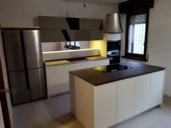 Cucina Essebi moderna con isola bianca in laccata opaco Flay