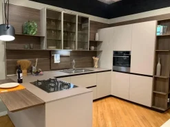 Cucina Euromobil design con penisola tortora in laccata Lain pro