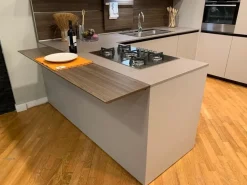 Cucina Euromobil design con penisola tortora in laccata Lain pro